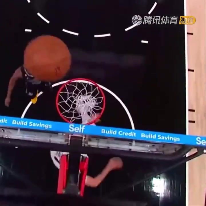 罕見一幕！努爾基奇拋投 球神奇停在籃板上沿 看呆凱爾登?。ㄅ瑺柣婕\）