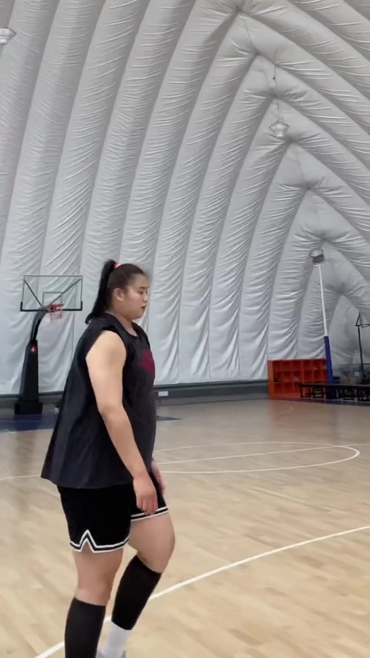 嚯，好魁梧！大寶貝劉禹彤背打你，你能頂住嗎？